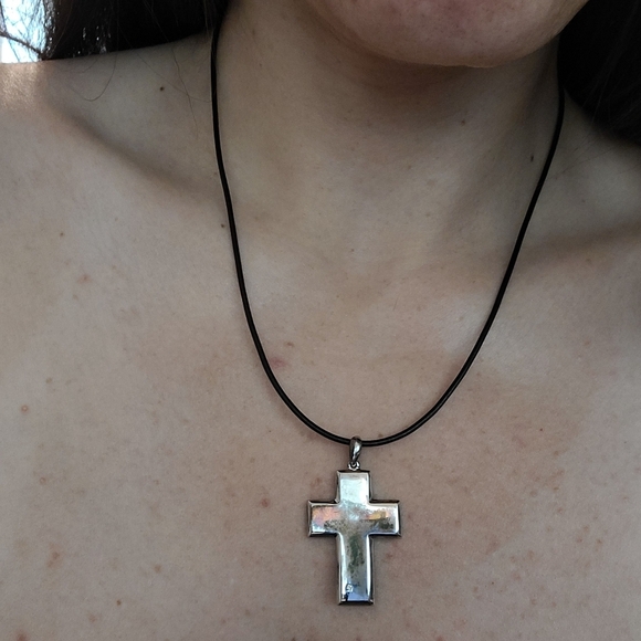 Sterling Slilver NWOT Cross Pendant Necklace With Diamond & Black Leather Chain - Picture 3 of 9